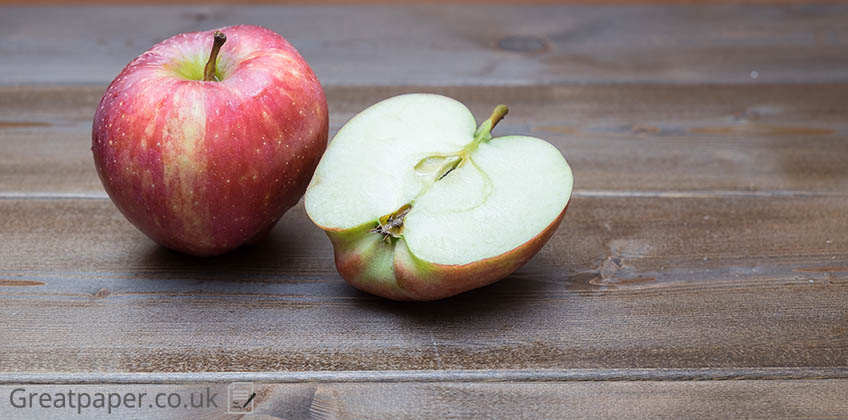 Вставьте there is или there are an apple on the table